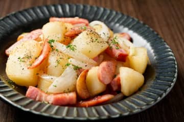 料理研究家ゆかり『ジャーマンポテト』の作り方を公開！電子レンジ使用で”超時短”…簡単・便利レシピにベテラン主婦からも「ビールにも合いますね」「今日の晩御飯、これにします！」の声