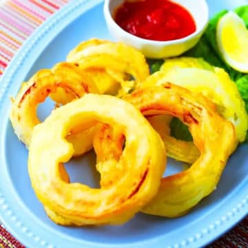 【玉ねぎ余ってるなら今すぐ作って】「食卓に置いた瞬間消える」「余るどころかストックしたい」激うまオニオンリングレシピ4選