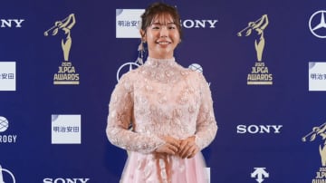 吉田優利は透け感ピンク、金澤志奈は肩出し…女子プロが“本気”ドレス姿披露「ゴルフ場と全然違う」