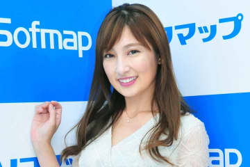 「20代に見える」43歳グラドルのミニスカ×ブーツのコーデに反響「脚長い」「スタイル神」「女神様」