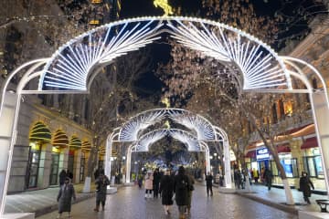 冬の観光シーズン、にぎわう中央大街　中国・ハルビン市