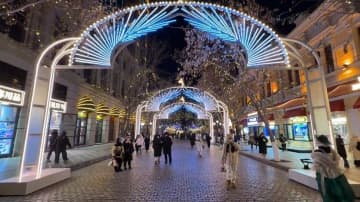 冬の観光シーズン、にぎわう中央大街　中国・ハルビン市