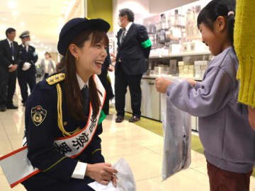 三谷紬さん一日署長　佐倉市出身テレ朝アナ　「佐倉を安全安心な街に」　佐倉署、年末年始の防犯キャンペーン