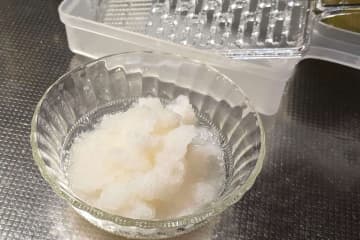 ダイソー110円「しぼれるおろし器」が鍋の日の救世主！　面倒な“水切り”も一瞬で完了