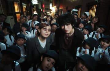 “徹底的に設計して撮影”ジコ（Block B）と「YOASOBI」のikuraこと幾多りらがコラボした新曲「DUET」MV、独特だからこそ中毒性が高い