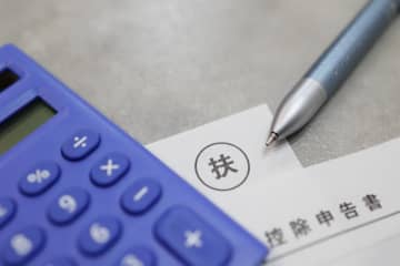 2025年の“年末調整”は「過去イチ」の複雑さ!? 大学生の息子が今になって「バイトで140万円以上稼いだ」と言い出したのですが、「特定親族特別控除」を受けるには難しい手続きが必要ですか？