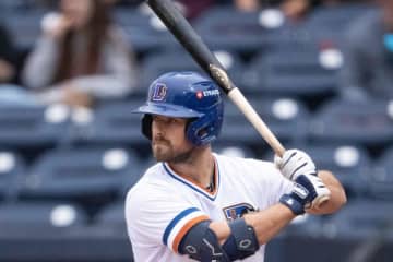 DeNAが“異色経歴”ヒュンメルと合意　両打ちの175センチ、3Aで今季44戦13HR…捕手でプロ入り