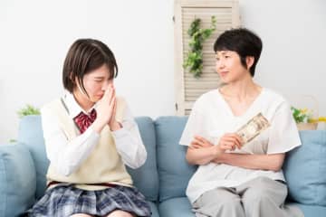 高校生に「月5000円」は“お小遣い”として少なすぎですか!? ママ友に「その額だと友だち付き合い厳しい」と言われたのですが、今の“平均”はいくらですか？ 上の子のときは大丈夫だったのですが…