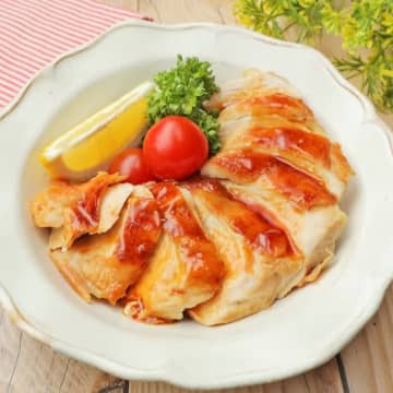 【クリスマスは鶏むね肉をまとめて買いして！】「安いのにごちそう」「フライパンで作れる」漬けて焼くだけのローストチキンレシピ
