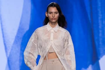 ウジョー 2026年春夏コレクション - 酷暑の都市を軽やかに生きる