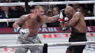 タイソンに勝った男が元ヘビー級王者で現役トップ選手に挑戦も…顎破壊されKO負け　衝撃の瞬間をSNSにアップ　パンチ受け驚きの表情浮かべ座り込む様子も