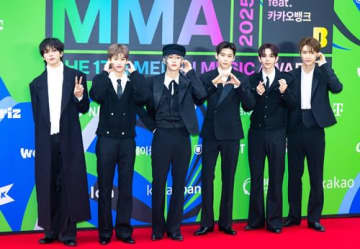 RIIZE・ウォンビン、アッシュグレーヘアにイメチェン！スーツ姿で際立つ非現実的な美しさ【PHOTO】