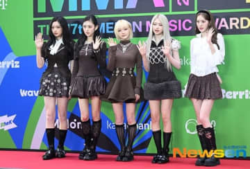 【PHOTO】KiiiKiii「MMA 2025」レッドカーペットに登場