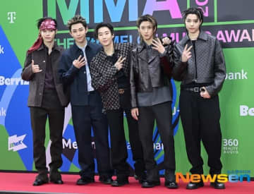 【PHOTO】パク・ジェボム＆新人グループLNGSHOT「MMA 2025」レッドカーペットに登場