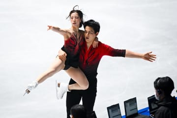 “りくりゅう”大ピンチも首位発進　左肩脱臼の三浦は涙「怖かった」　木原「心臓が止まるかと…」【全日本フィギュア】