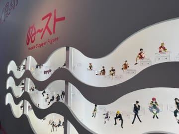 フリューブースにて様々な作品の「ぬーどるストッパーフィギュア」が一挙展示！【#ジャンプフェスタ】「もちぴこ」「ちょぴぬい」からも様々な商品が展示