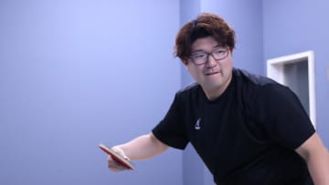 「右利きなのに左手でサービス」「石川佳純、平野美宇を指導」“デスサービス”で恐れられる卓球コーチが語る指導者としての矜持