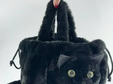 リアルすぎて二度見！　本物の猫と思いきや…正体に「見かけたら絶対に声をかける」「天才」