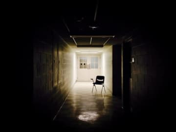 大学のイスが"謎すぎる"デザイン→ネットでさまざまな考察。"大事なアレ"がないという指摘も