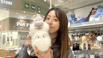 園田彩乃「我が家の一員になりました」　ジブリキャラとほほ笑むオフショットに「たまらねぇぜ」「癒されています」