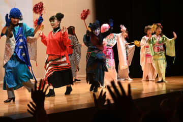 横浜・緑区で65歳以上の女性のファッションショー　18人が舞台に