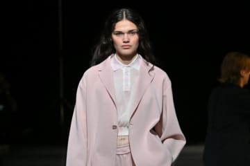 CFCL 2026年春夏コレクション - 透け感と具体性で描く新たな衣服観