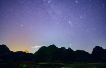 ふたご座流星群とカルスト地形を撮影　中国広西チワン族自治区