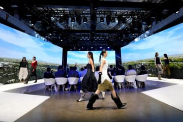 上海で没入型ファッションショー　香りの演出も話題