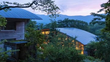 あえて「箱根で観光は、しない」という贅沢な選択。箱根リトリート föreで薪火と本に溺れる逃避行が、最高のデジタルデトックス