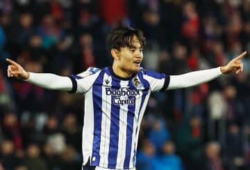 久保建英がジャンプヘッドで先制ゴール! 得点後はサポーターのもとへ駆け寄り…。レアル・ソシエダ、レバンテ戦はまさかの結末