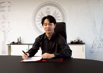 「サプライズだ！」「信じられない」“J未経験”の19歳日本人が驚きのドイツ名門移籍で中国衝撃！「嫉妬深い」「Jリーグでプレーしたこともないのに…」