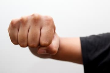 「おまえらは俺の機嫌さえ取ってりゃいいんだ」壁を蹴り、部下の頭をげんこつで叩く上司の異常性