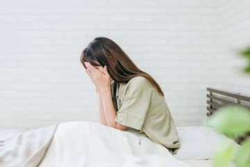やばい…目覚めたら「9時半」で大遅刻確定した女性 「体調不良」と嘘をつき、駅でモーニングを完食して午後出社