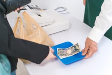 レジで現金払いは「迷惑」？ 周囲の“痛い視線”に怯える女性　キャッシュレス派でも“もたつく人“は迷惑という指摘も
