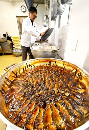 あめ色「宝石」　フナの甘露煮　茨城・古河