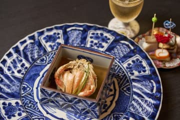 星野リゾートの「界 加賀」九谷焼の器がズラリと並ぶ贅沢ラウンジで冬の逸品「蟹面」を楽しめる特別メニューを提供