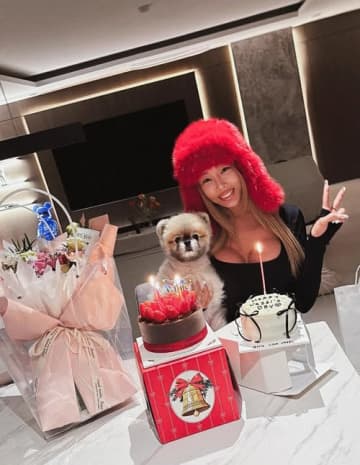 仰天ボリュームに注目　豊胸公表でも話題に、“ファン暴行騒動”乗り越えた韓国系歌手が37歳に【PHOTO】