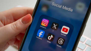 SNSの重要性は世代で違う　若年層は「自分らしさ」、高齢層は情報収集