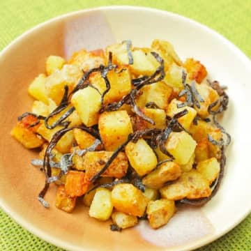 【このじゃがバター、うまっっっ！】「つまみ食いが止まらない！」旬のじゃがいもで作る塩昆布じゃがバター