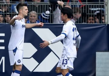 「驚異的」「高すぎる！」ついに！日本期待の怪物FWがドイツで待望の移籍後初ゴール！値千金の渾身ヘッド弾に反響「覚醒していくのか？」