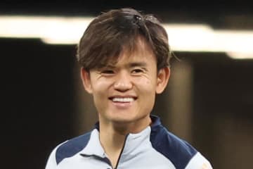 久保建英　お待たせの今季２点目はヘッド弾　自軍サポーターへは謝罪ジェスチャー