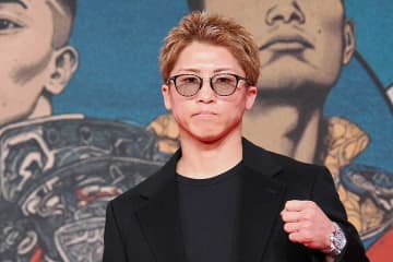 「何コレ！？！？」井上尚弥を乗せた“ド派手な車”に騒然　サウジ到着出迎え…「超VIP待遇」