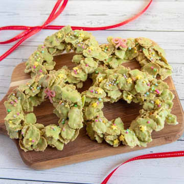 【コーンフレークがあればクリスマスは優勝】「混ぜるだけで激かわ」「想像以上の完成度」映えまくるリース風おやつレシピ