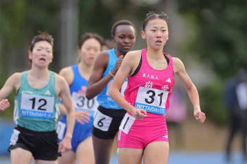久保凛が2区で9人抜き！　18位→9位にアップ　800m日本記録保持者、最後の全国高校駅伝で雨中の力走