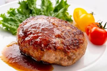 料理人・笠原将弘『チキンハンバーグ』が伝授！和の匠が提案する”クリスマスレシピ”に主婦から反響の声「子供たちが喜びそう」「ゴロッとした食感とこのソースが大好評でした！」「ダイエットメニューとしても重宝しそうな一品ですね！」