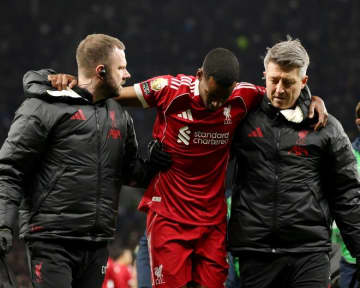 長期離脱の可能性も？ リバプールの26歳FWが得点直後に負傷交代。指揮官は「まだ彼と話していない」