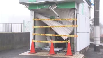 パワーショベルのような重機でATMを破壊…現金狙った複数人の犯行か　ATMは重機につかまれた状態で発見　栃木・大田原市