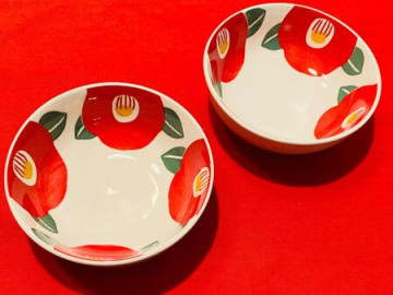 おすすめ！冬の食卓がグンと引き立つ椿柄小鉢