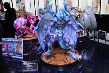 「幻魔皇ラビエル」降臨！25周年の「遊☆戯☆王デュエルモンスターズ」のフィギュアやグッズが出展されたADKエモーションズブース【#ジャンプフェスタ】
