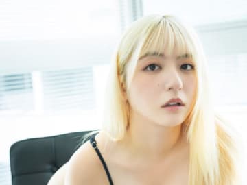 eスポーツ美女が悩殺する！　超ミニスカ姿に刺激的なカットも